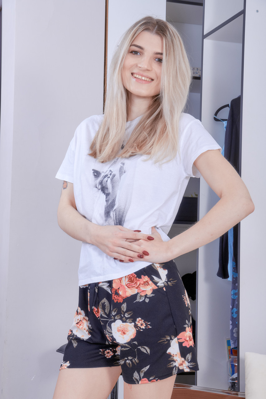 欧州ティーン・モンロー・フォックスが服を脱ぎ、太いチンポをアナルに受ける