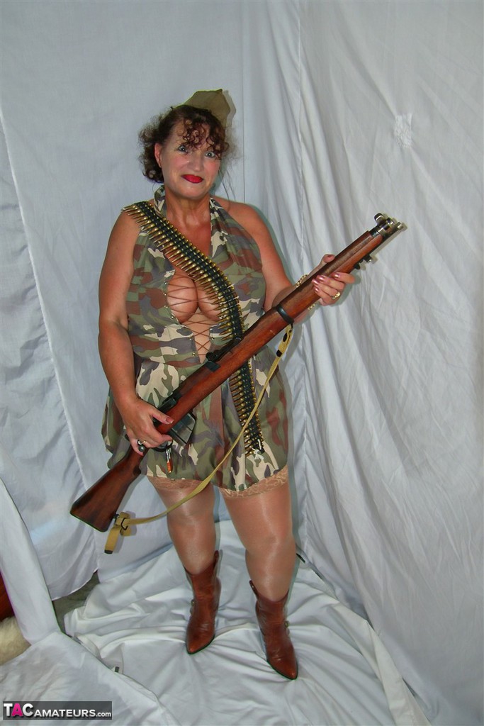 Mulher Madura Com Excesso De Peso Em Vestuário Militar Expose Ligas E Meias De Nylon