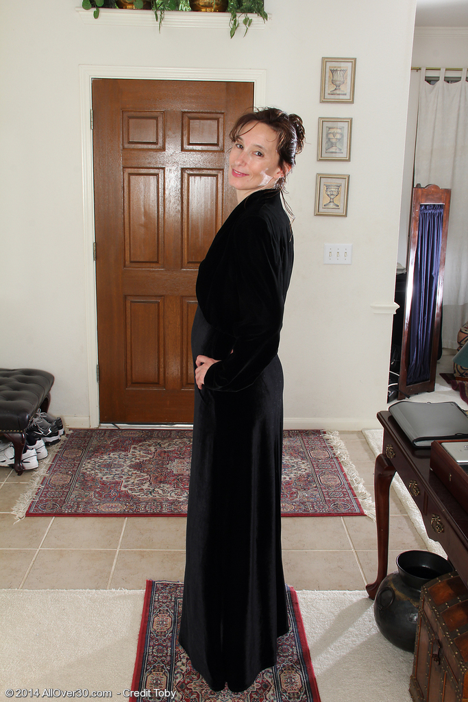 熟女セレスト・カーペンターが黒のイブニングドレスを脱いでマ○コを開く