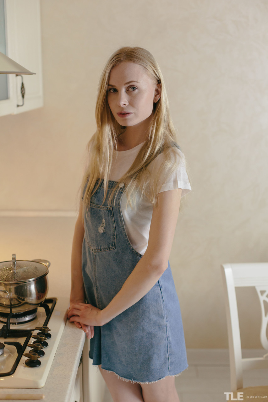 俄羅斯美女Maria Rubio自慰並展示她翹圓臀