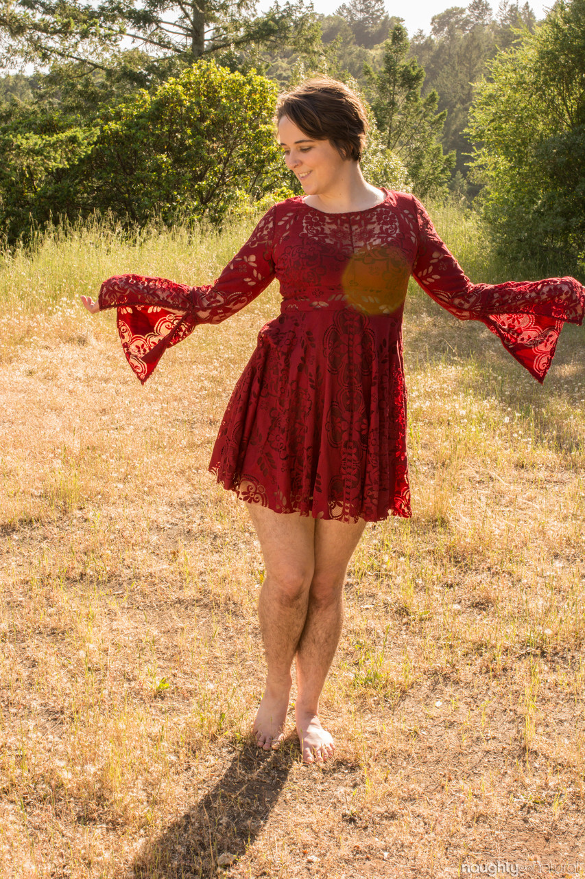 毛深いピアス膣ブルネットHarley Hexが屋外でストリップ