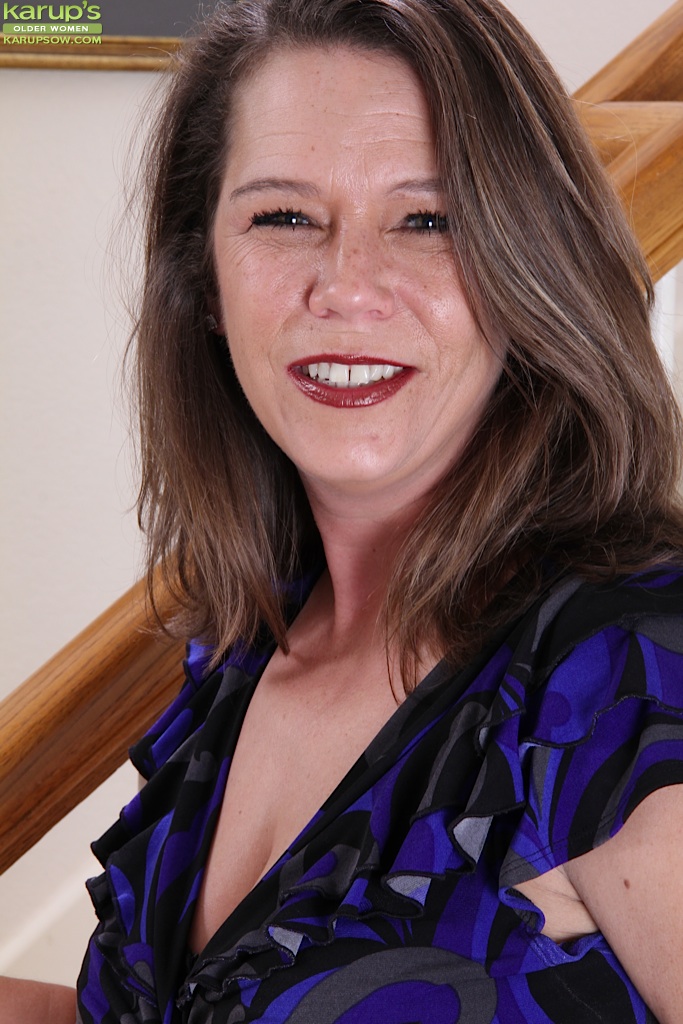 性的欲求を満たした成熟したジェーンラッセルは毎日のオナニーが必要