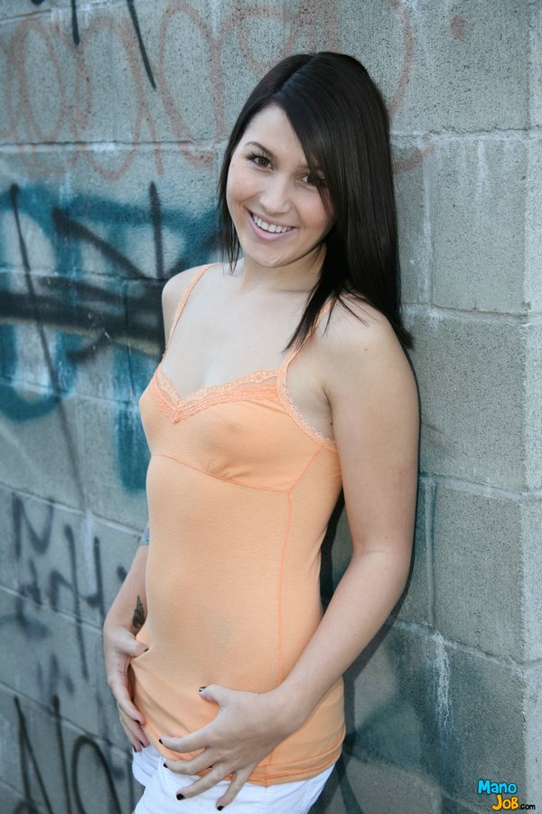 Haylee Heart: 年轻棕发女郎跪地猛撸硬屌