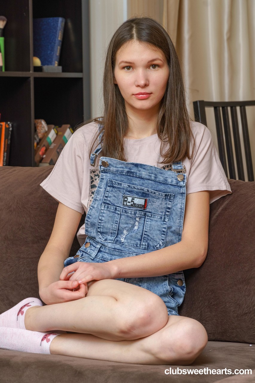 किशोरी मेलिस्सा सोफे पर अपनी स्वादिष्ट योनि में उंगली करती है