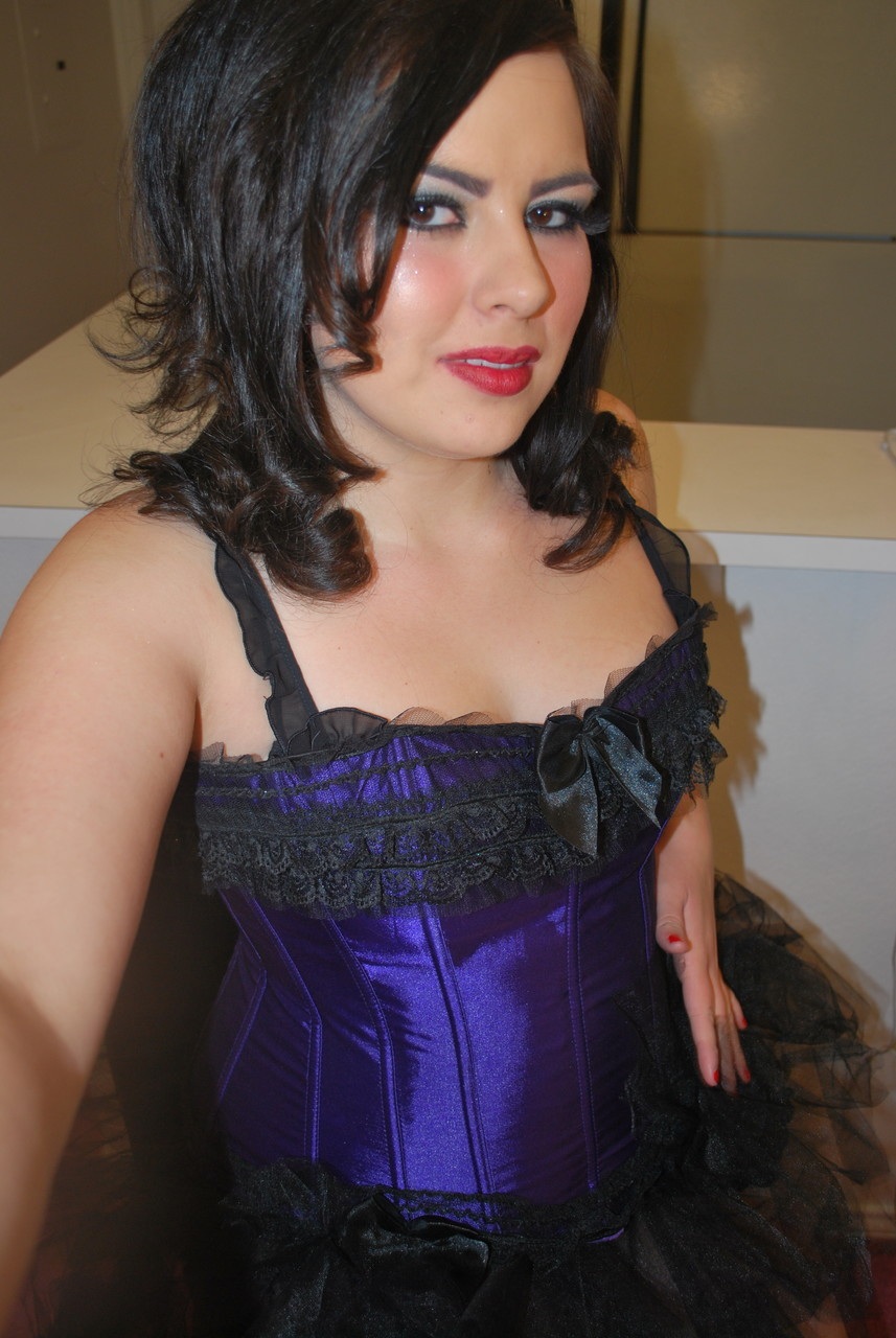 गोल-मटोल शौकिया बेथ कोल प्राकृतिक स्त्रियां दिखाती है और नंगी पोज़ देती है