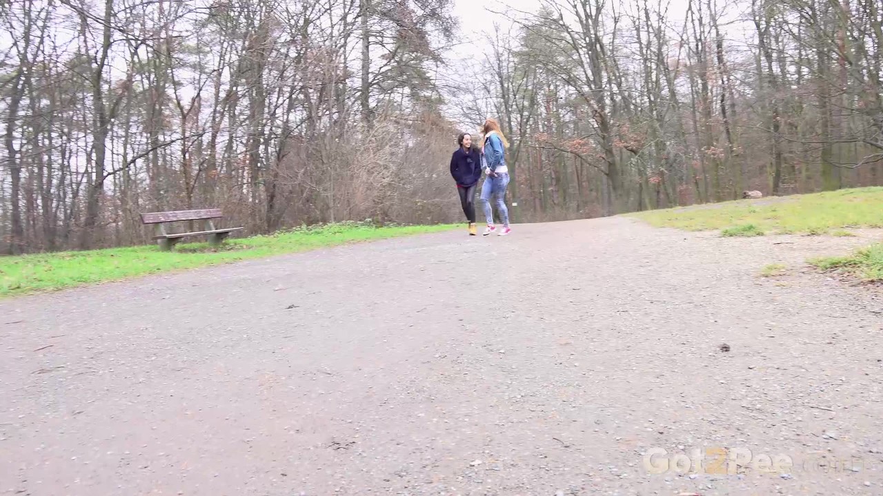 झुककर पेशाब करती दोस्तें एस्पेरांसा और क्रिसी फॉक पार्क बेंच के पास