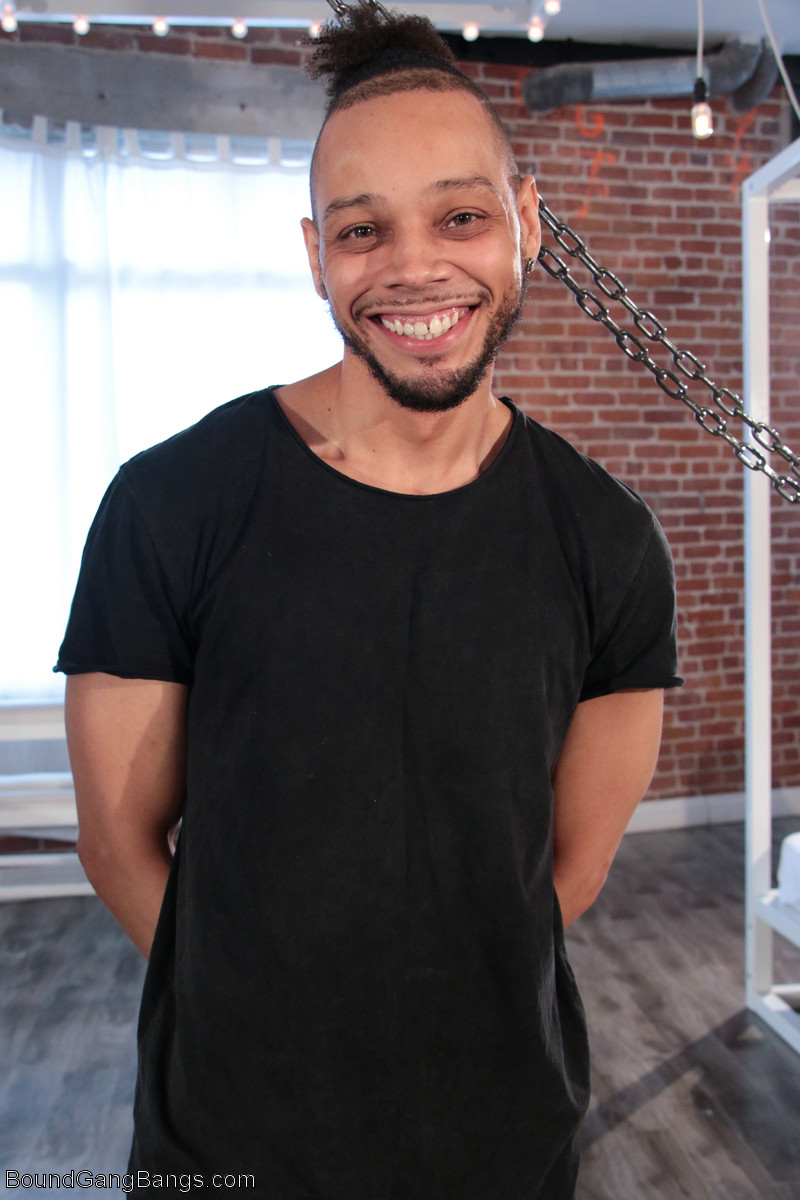 狂乱猎人束缚群交与多米尼克·凯恩裸照