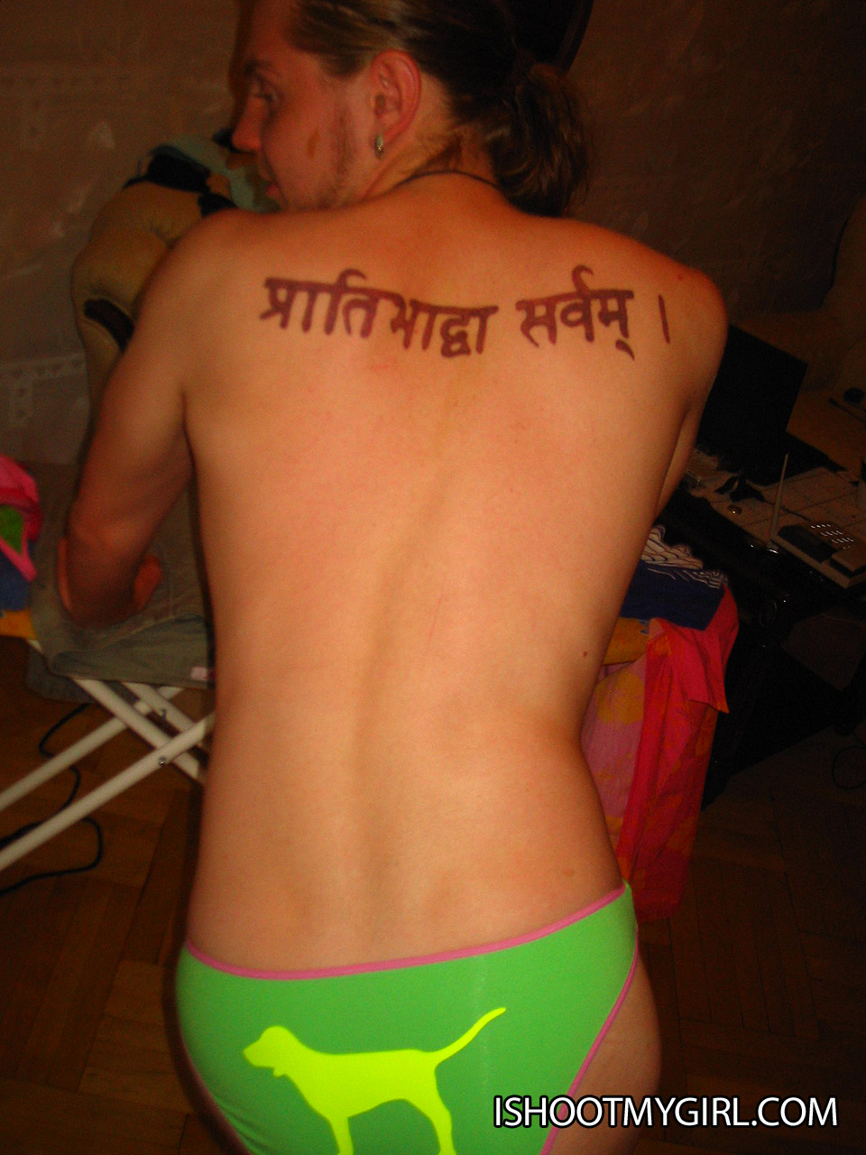 الفتاة ذات الثدي الصغير تانيا تُمارس الجنس الفموي بينما يتم فرك مهبلها