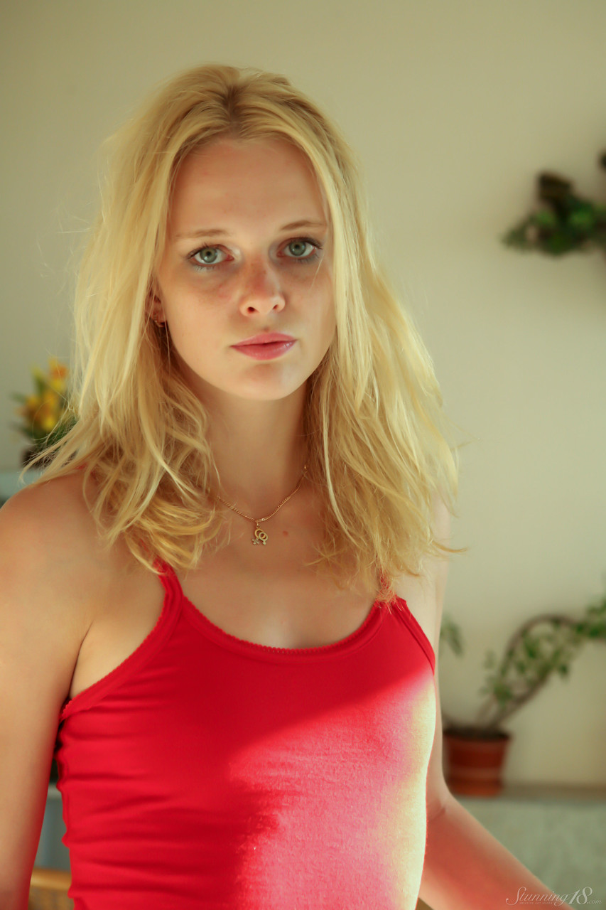 ペトリナ 18 歳 スタニング ポルノ 画像