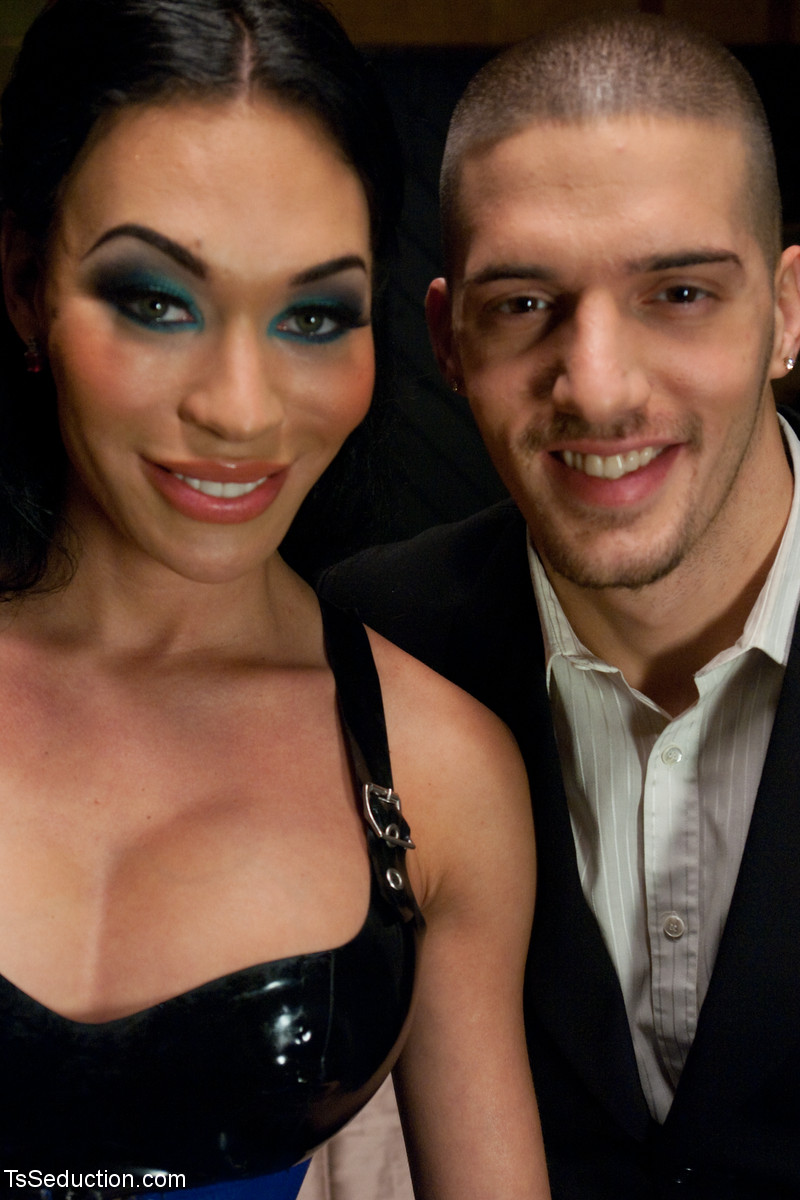 मिया इसाबेला और टाय रॉड्रिक के साथ नग्न टीएस आकर्षण