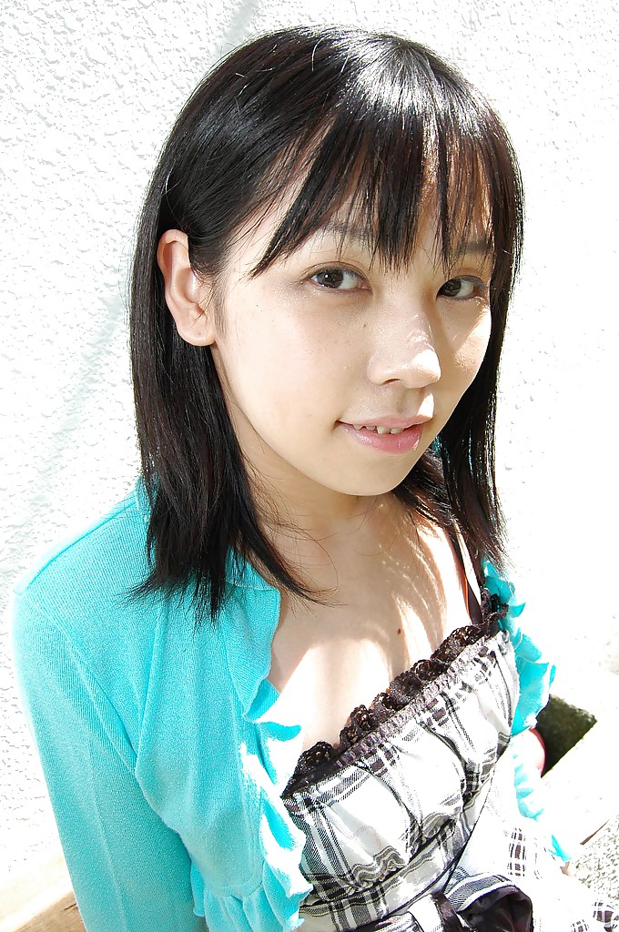 アジアのティーンミナミオザキが服を脱いで剃毛していない彼女のマンコを見せます