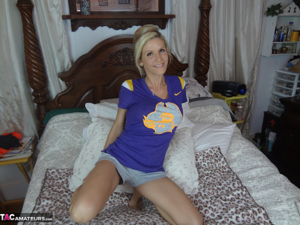 Blonde Amateur Jolenedevil Spreads Her Legs and Rubs Her Shaved Pussy