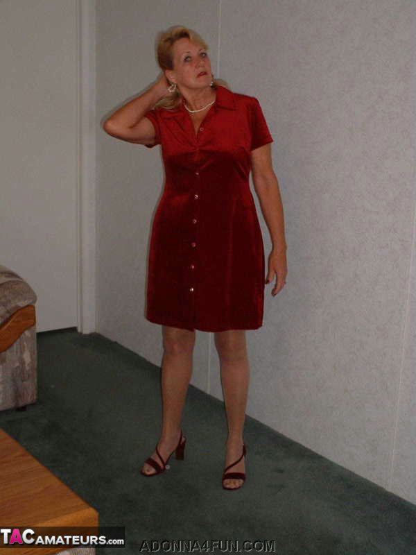 阿多娜露出她的天然美乳并分开她的阴唇