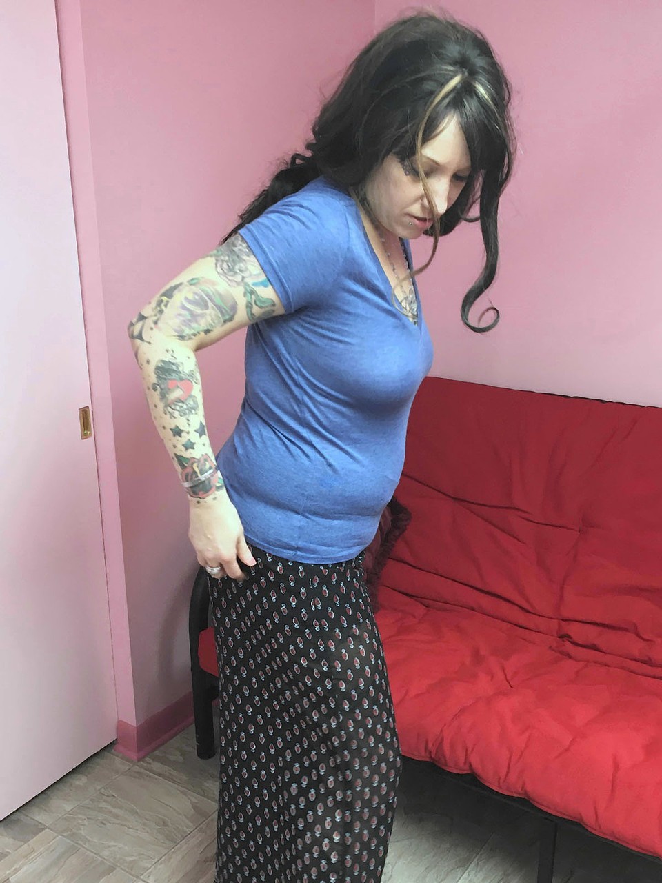 性感独身辣妈 Lexxi Meyers 用手指玩弄她剃光的下体和丰满美臀