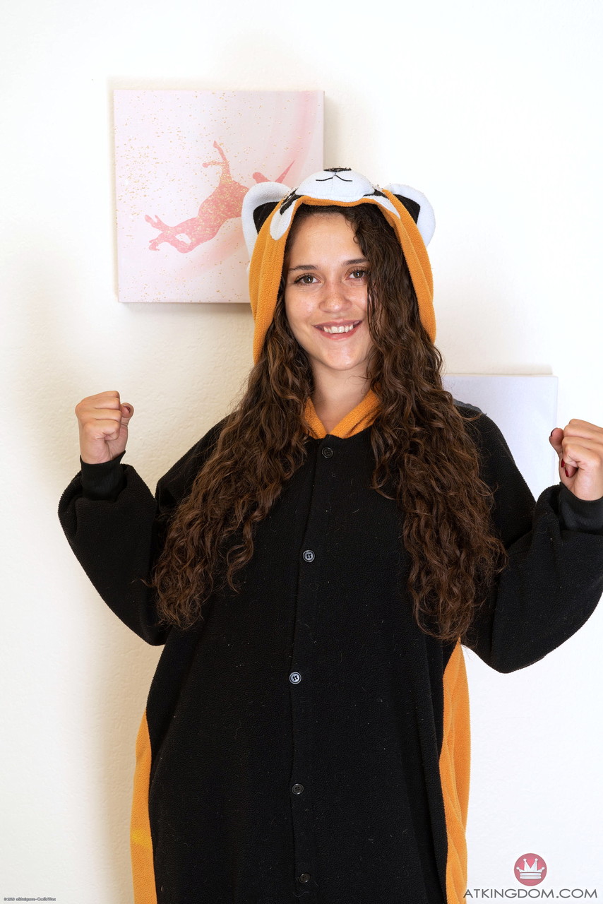 Зигги Стар Снимает Костюм И Показывает Большую Задницу И Волосатые Дырочки