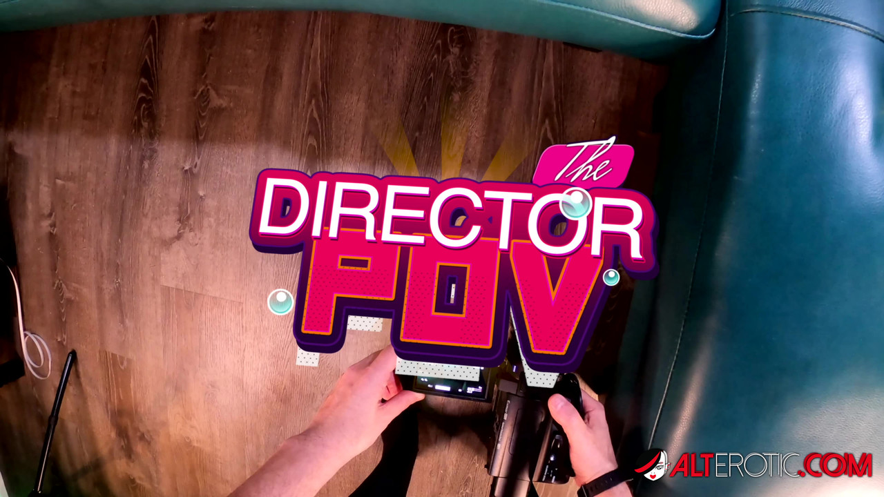 Sexo Lésbico De Tiger Lilly Com Garota Tatuada No Sofá