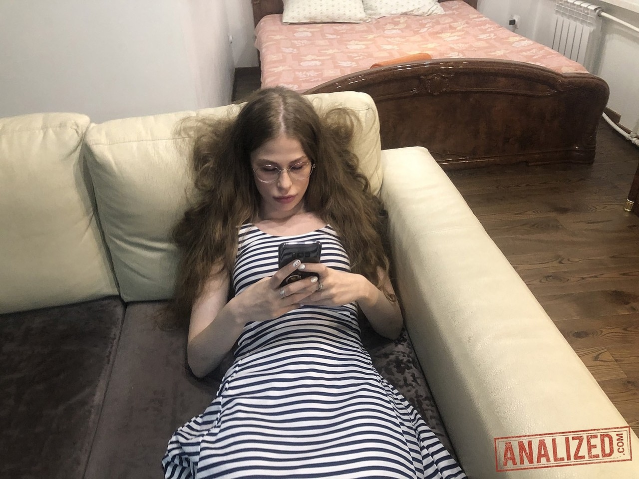 Amateur-Teenie-Nerd Anna Rey Wird Doppelt Auf Der Couch Gefickt