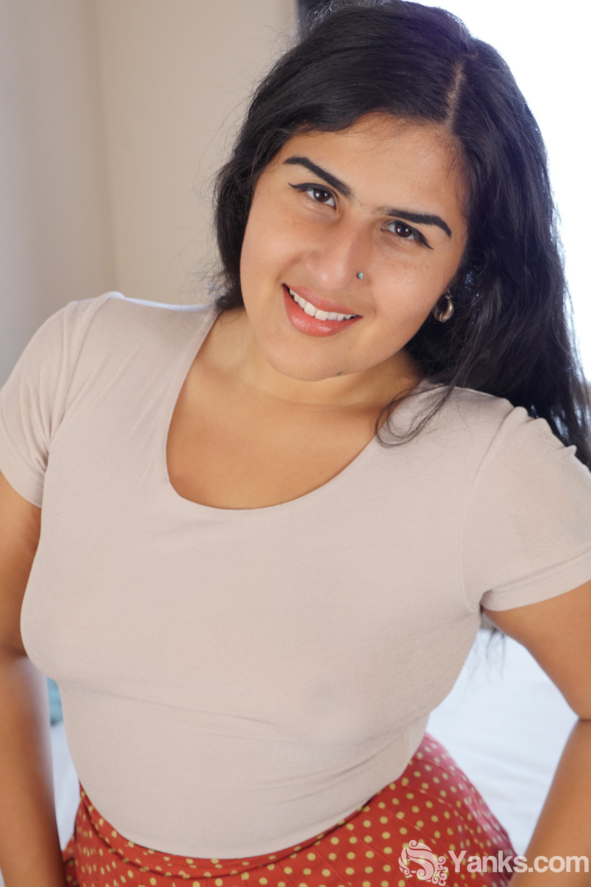 امرأة بدينة هاوية تفتح فرجها الطبيعي بأظافر حمراء