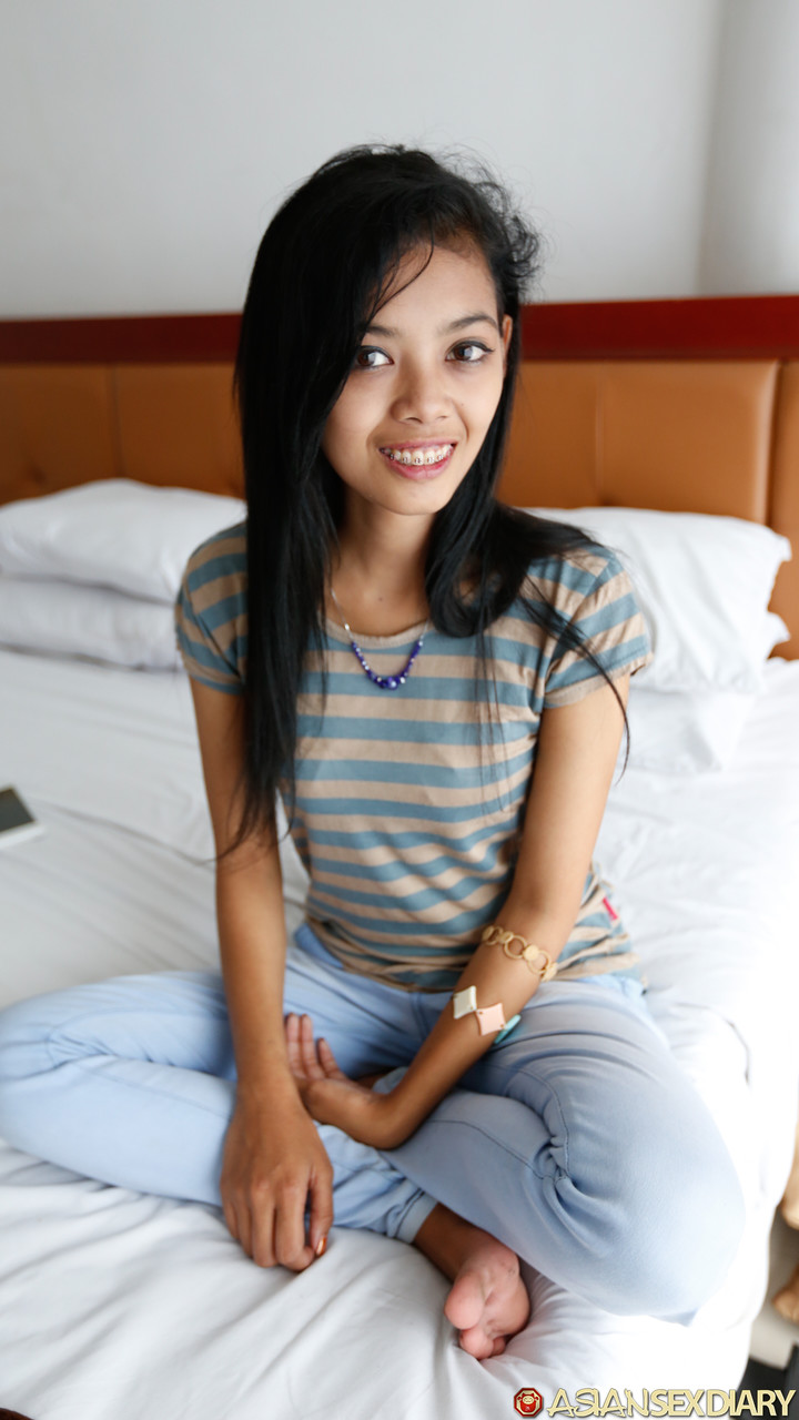 आकर्षक एशियाई सुंदरी अपने प्राकृतिक स्तेनों का खुलासा करती है और POV सेक्स का आनंद लेती है