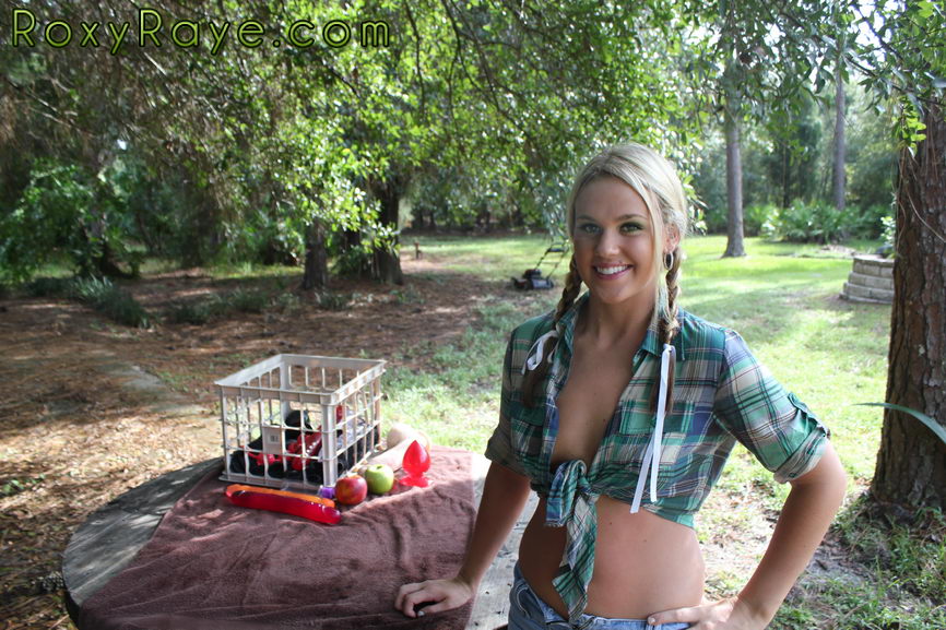 Roxy Raye : Blonde Amateur Écartement Anal Avec Insertions Manuelles