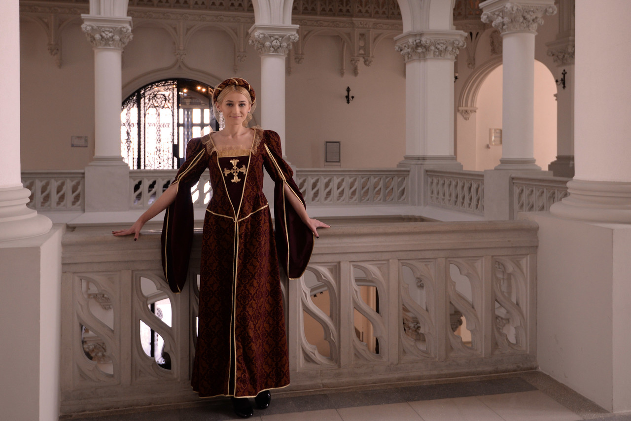 Glamorous Amateur Babe Posing In Her Elegant Dress In The Mansion