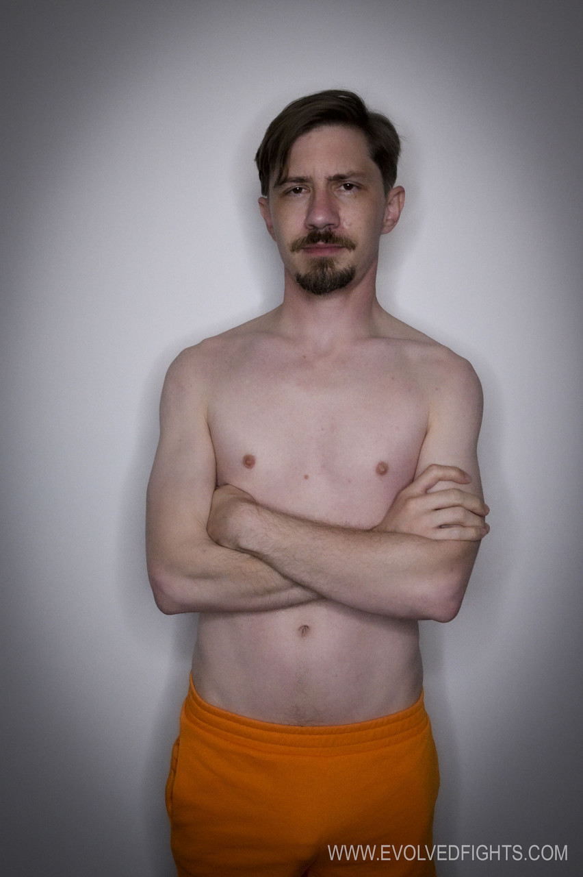 朱丽叶·马奇在脱衣后主导她的摔跤搭档