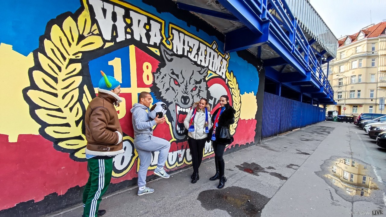 レディ・ギャング＆ジェニファー・メンデス：淫乱な美女たちが二本のチンポを共有