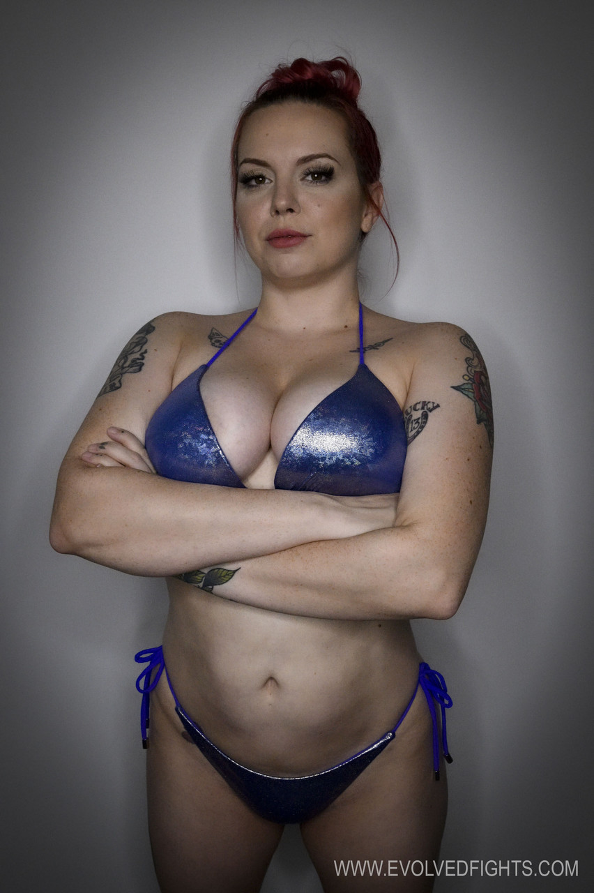 Celeste Sin Faz PEG No Seu Parceiro De Luta Durante A Luta