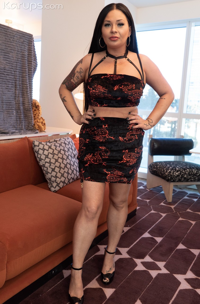 London Rose Flaunts Big Boobs And Round Ass In Amateur Strip Tease