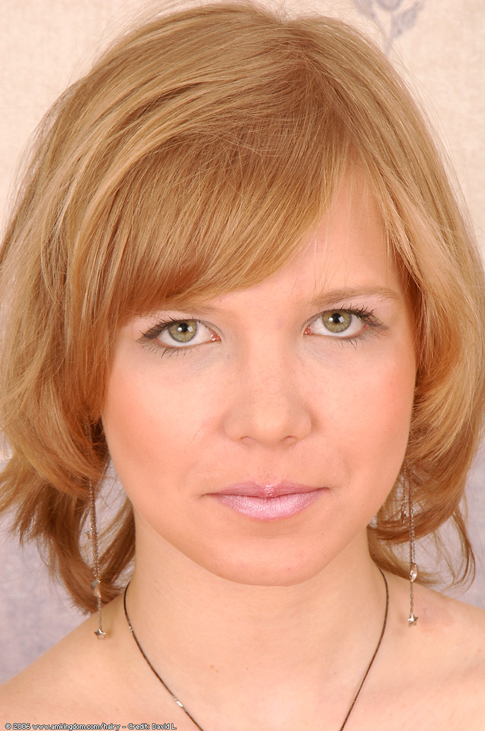 Bella Amateur De Ojos Verdes Lena Se Desviste Y Muestra Sus Tetas, Su Gran Culo Y Sus Agujeros