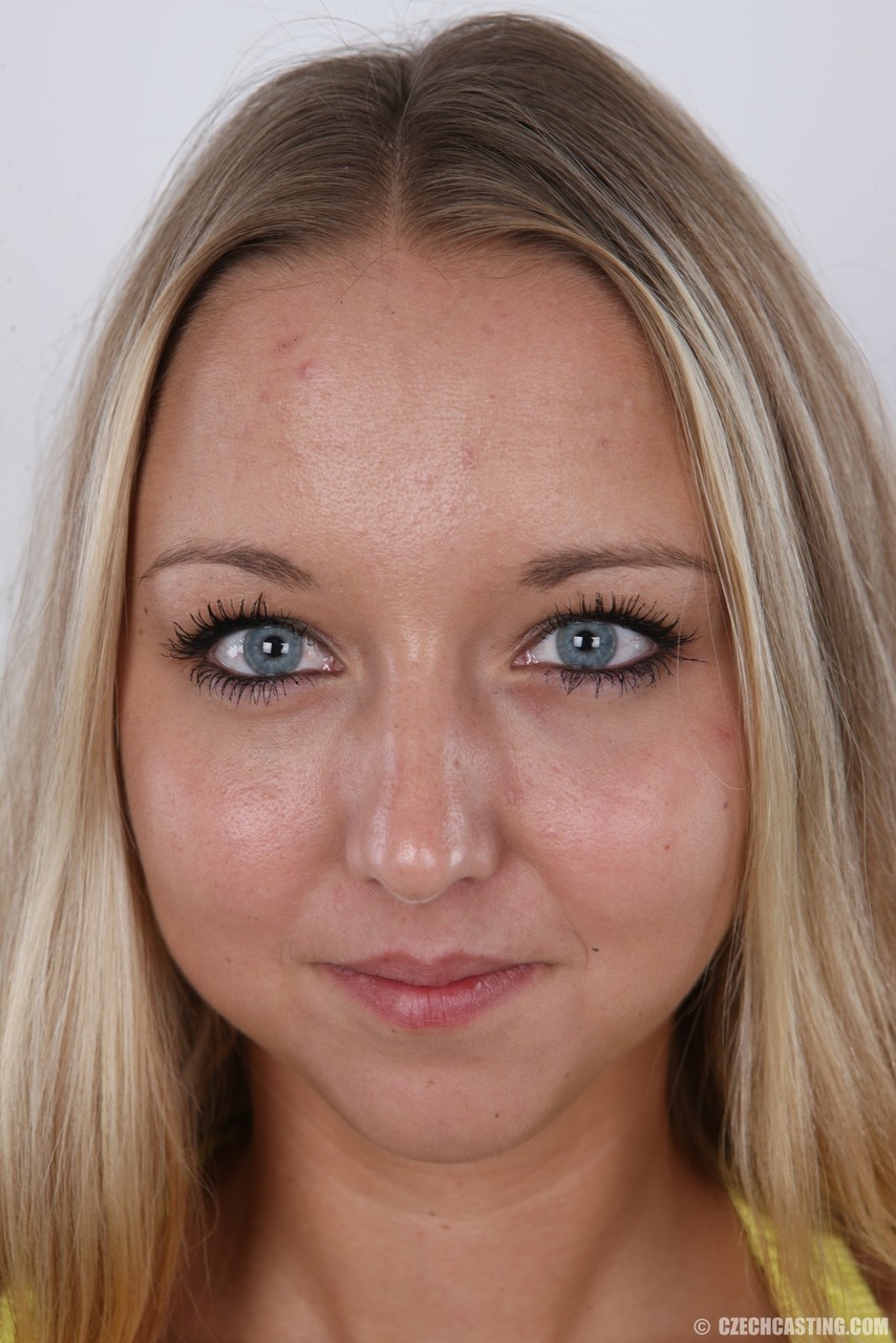 性感年轻的特蕾莎裸露胸部和微笑的脸在她的第一部色情拍摄