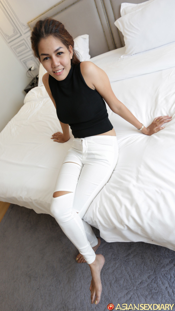 美丽业余女孩关展示她的大胸部并口交