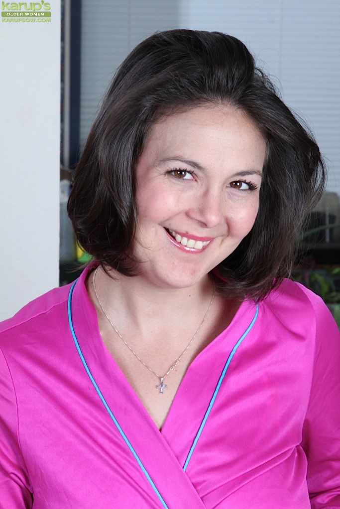 裸体丰满成熟妈妈佩妮普莱特跪着玩弄阴道