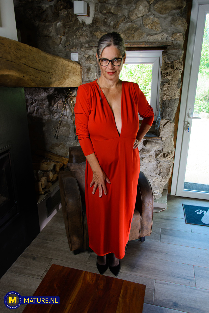 豐滿奶奶近距離用玩具玩弄她毛茸茸的陰部