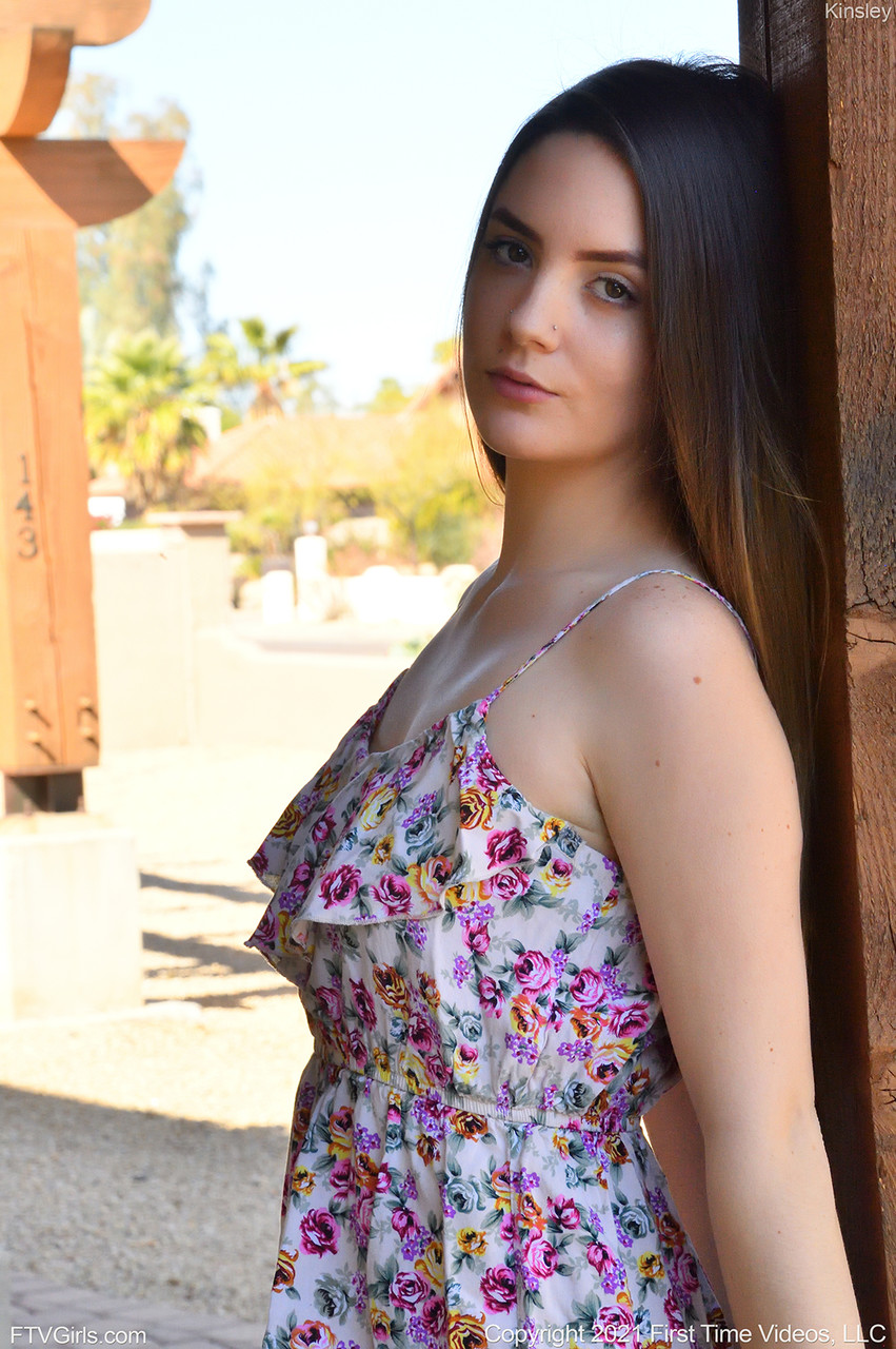 キンスリー十代少女プールサイド裸モデルデビューサンダル履き