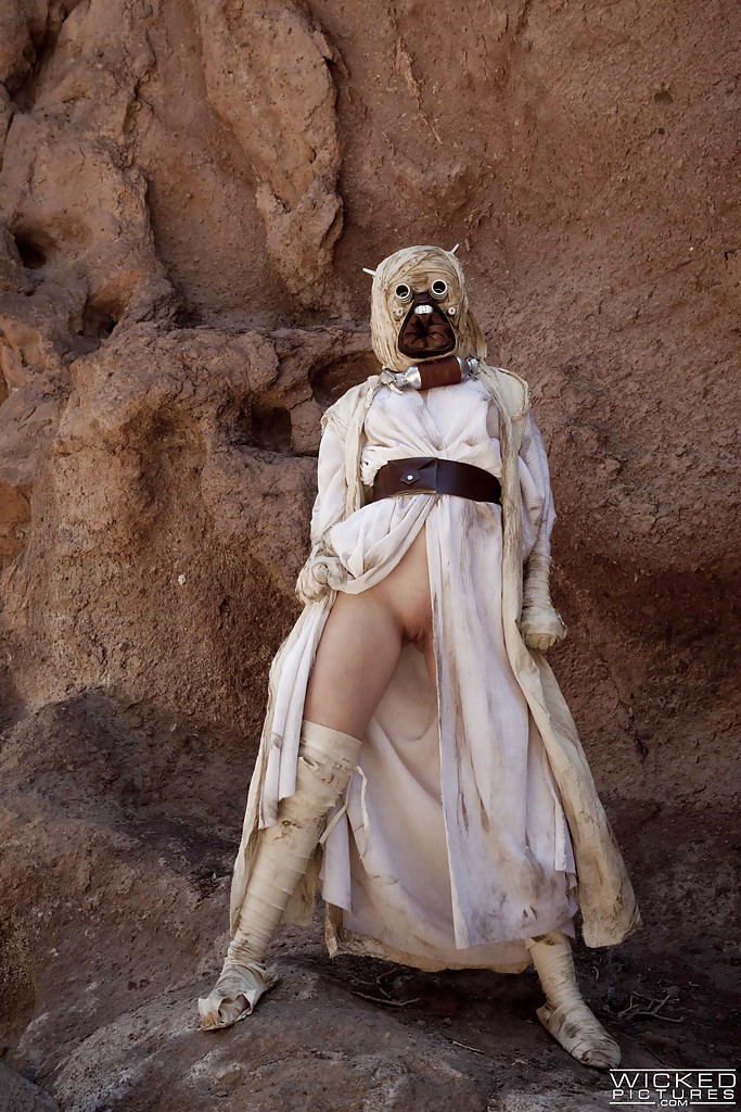 Cosplay Jennifer White Spreads Shaved Pussy Outdoors