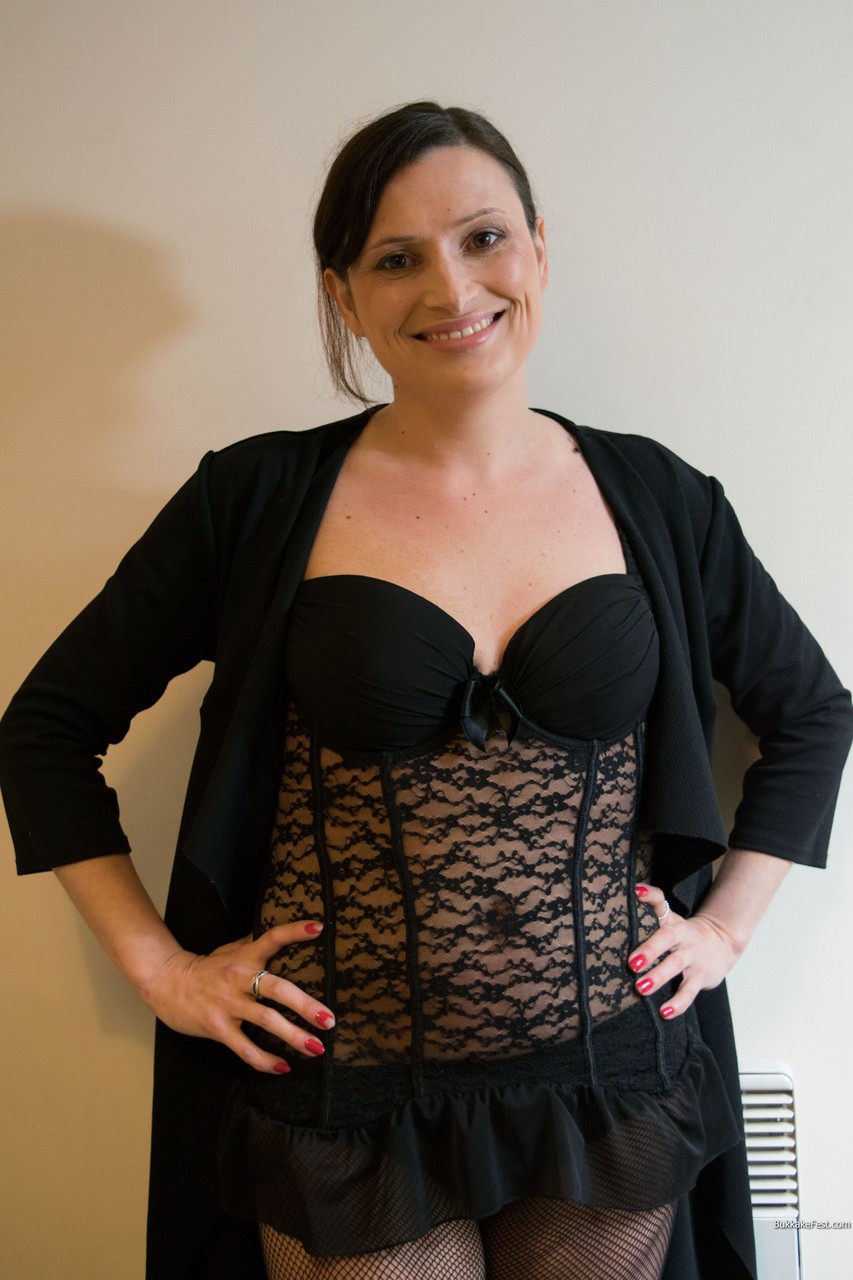 业余爱丽丝穿黑色蕾丝内衣挑逗并展示阴道