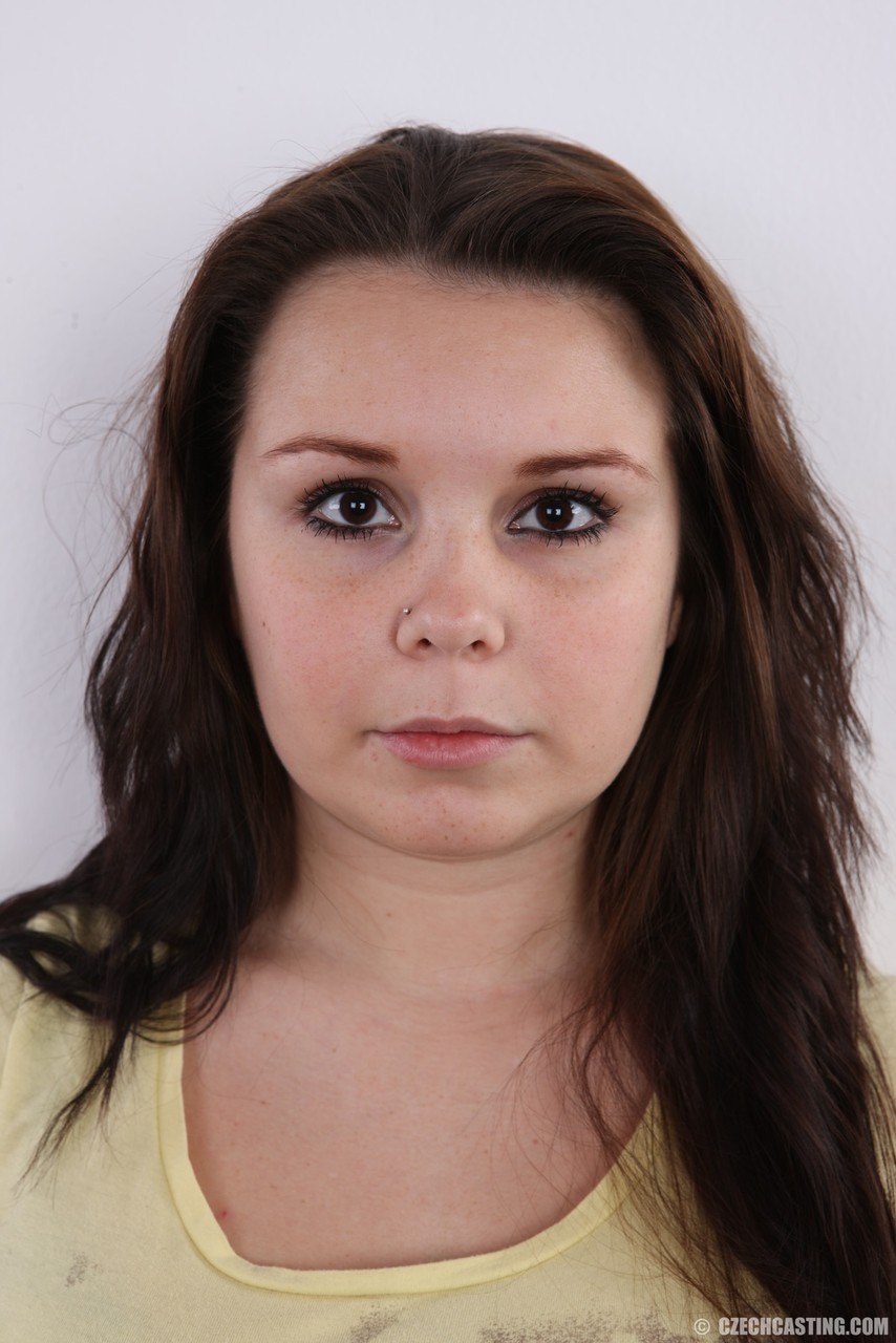 丰满棕发女郎首次脱光衣服裸体摆姿势