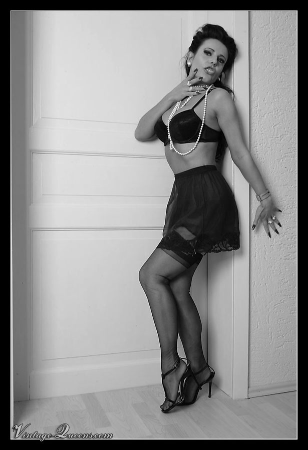 Зрелая Брюнетка Милф Снимает Бюстгальтер В Сексуальном Поясе И Чулках