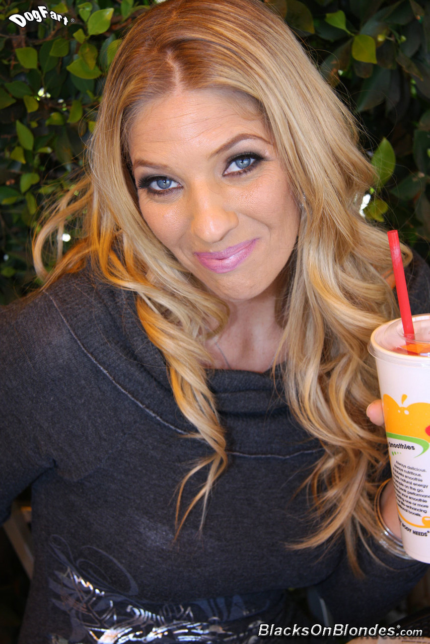 Austin Taylor Und Jordan Kingsley: Atemberaubende MILFs Teilen Sich BBC Blowjob-Dreier