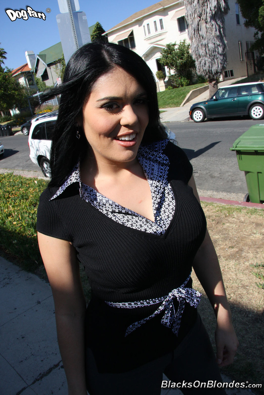 मोटी Milf ओलिविया ओ'लवली बड़े काले लंड को मुंह और योनि में लेती है