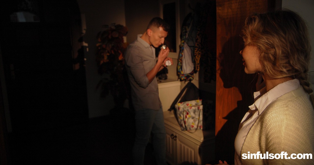 Blonde Milf Karina King Rides After Pussy Licking