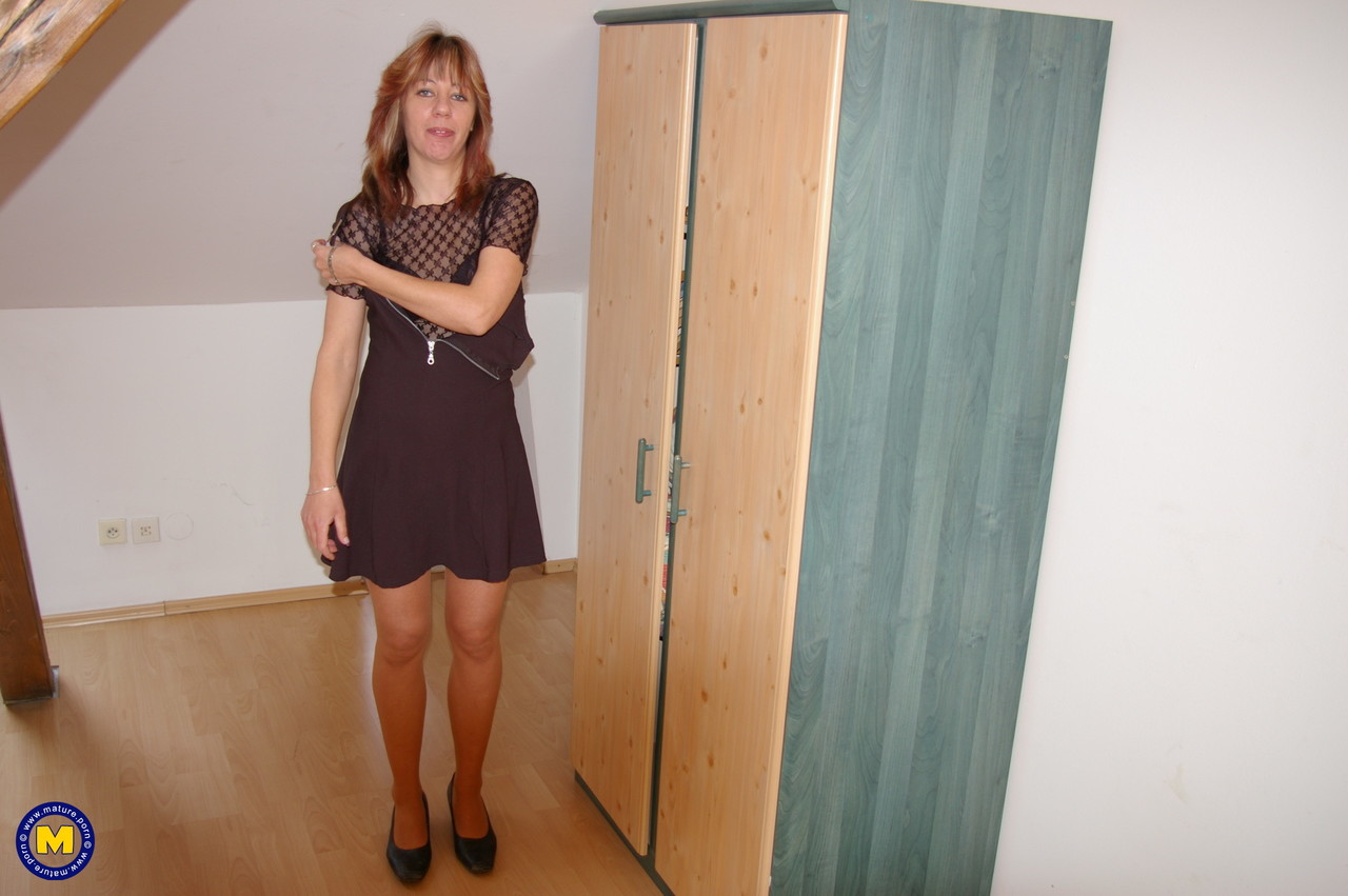 جاني تُظهر ثدييها الصغيرين وتتناك على السرير