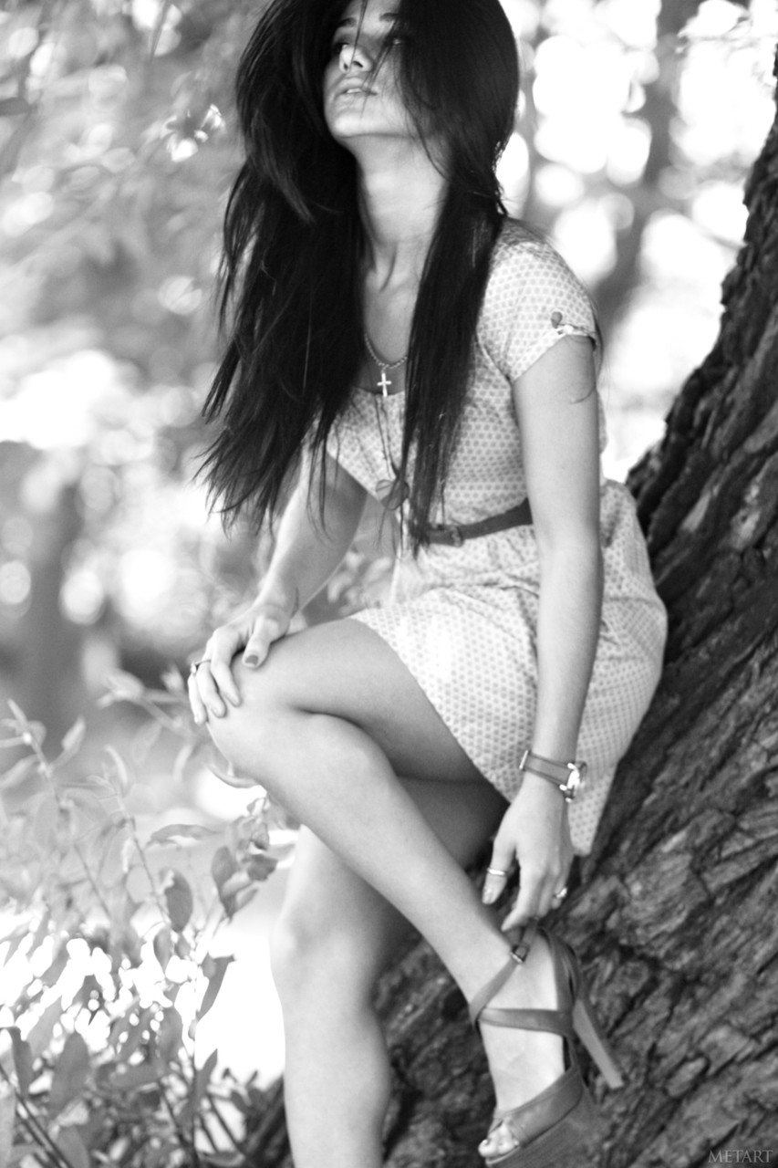 Malina A 户外脱衣展示她惊人的身材