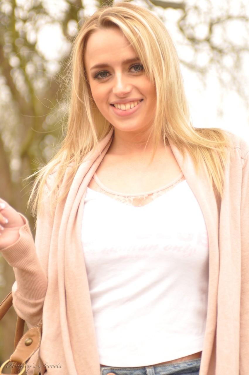 性感英国金发女郎霍莉·吉本斯在前门解开她的透视紧身衣