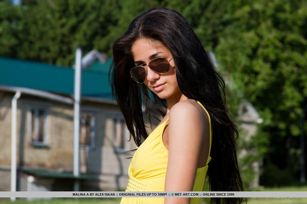 Adolescente Russa Malina A Exibe Seus Seios E Sua Buceta Em Um Banco No Quintal