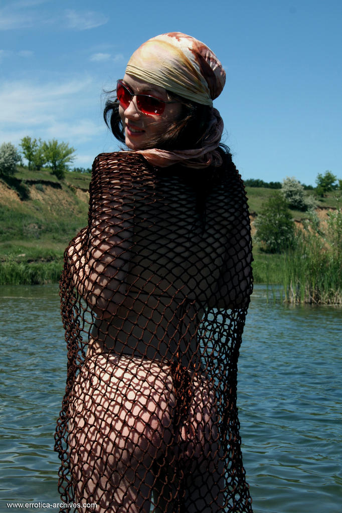 ファイアーバード 一人の少女が川でビキニから巨乳と膣を解放する