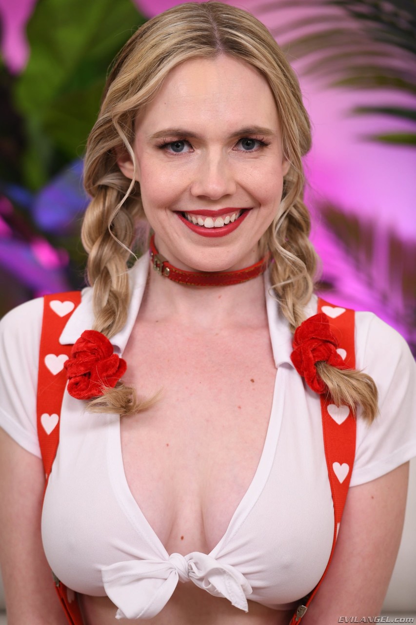 Rebel Rhyder Monte Des Gros Seins Et Se Fait Baiser Fort Par Derrière