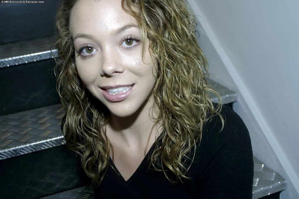 青少年美女 Mariah Cherry 穿牛仔裤脱衣 业余场景