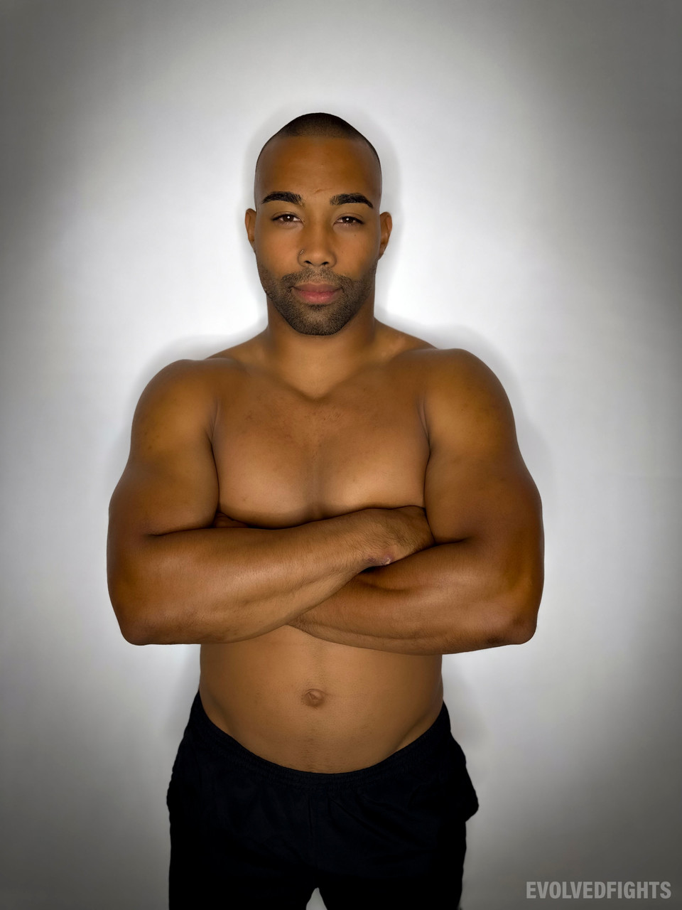 索菲亚·洛克在与纹身男子摔跤时享受跨种族性爱